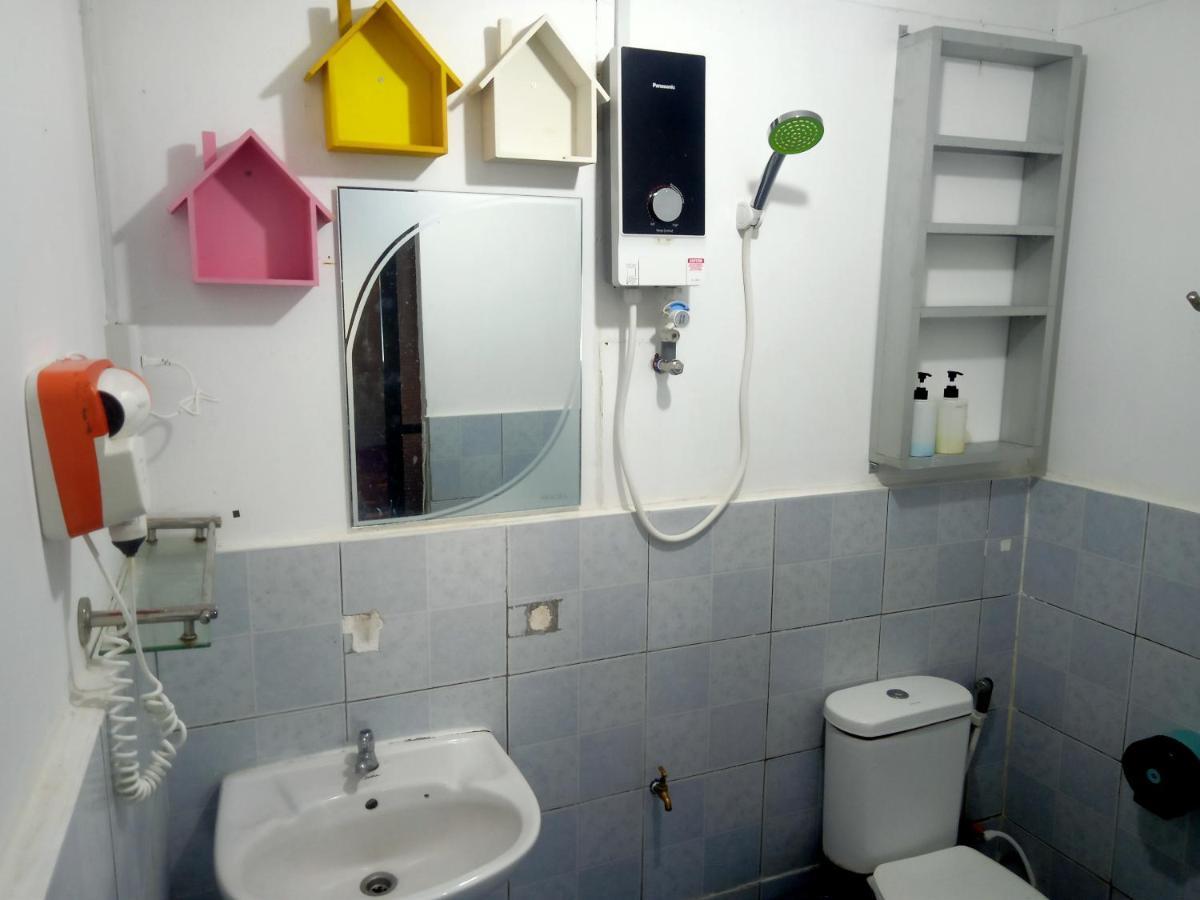 Tumombuvoi Homestay Tiga Papan Exteriör bild